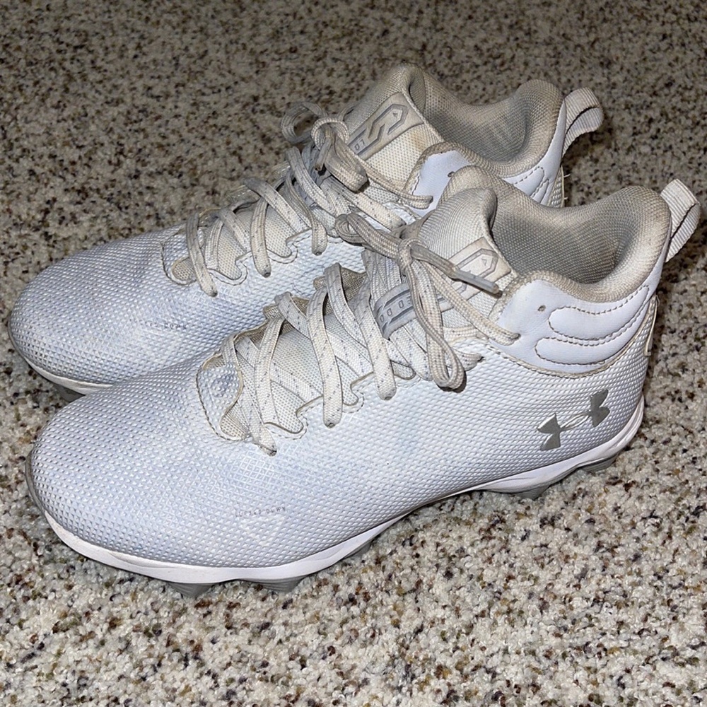 Under Armour Football Cleats Youth sz 5.5